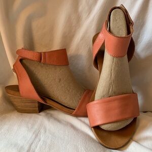 eos 'Cubo Leather Wooden Stacked Heel Sandals' in a blush coral shade